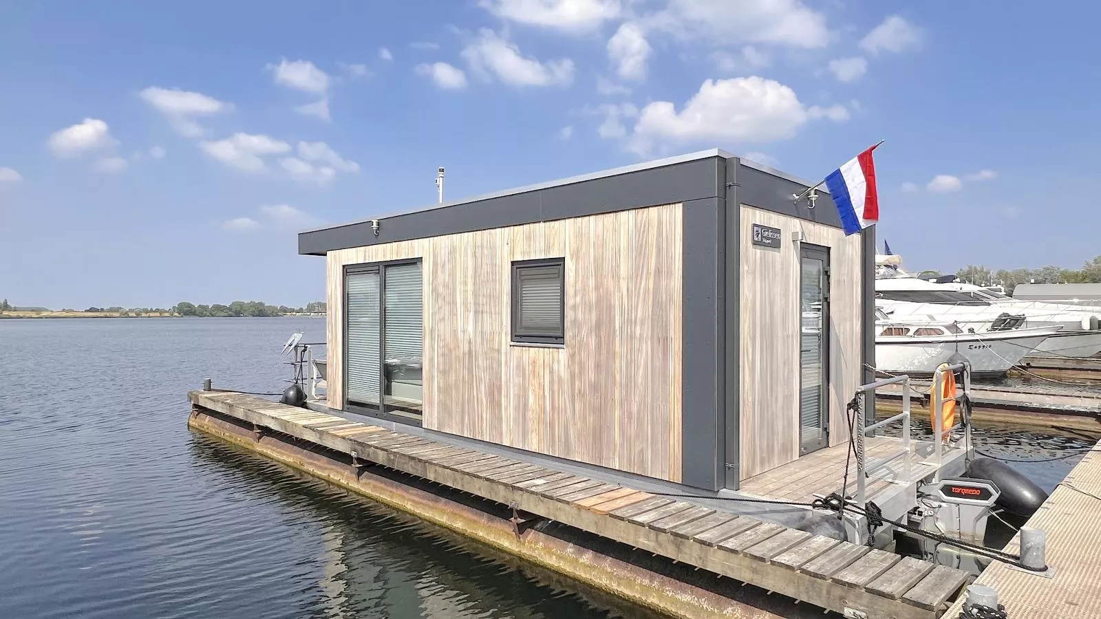 Jopies Houseboat-Buitenkant zomer