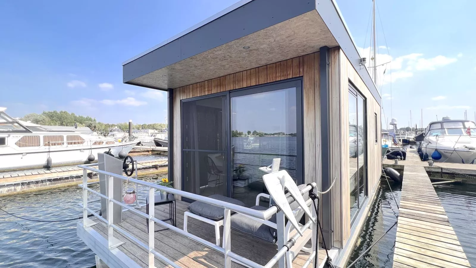 Jopies Houseboat-Buitenkant zomer