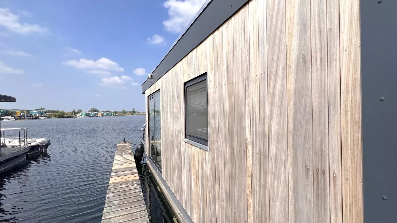 Jopies Houseboat-Buitenkant zomer