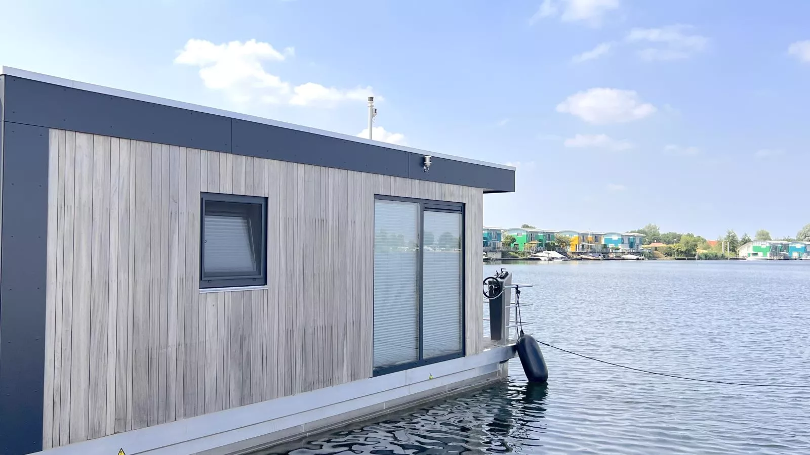 Jopies Houseboat-Buitenkant zomer