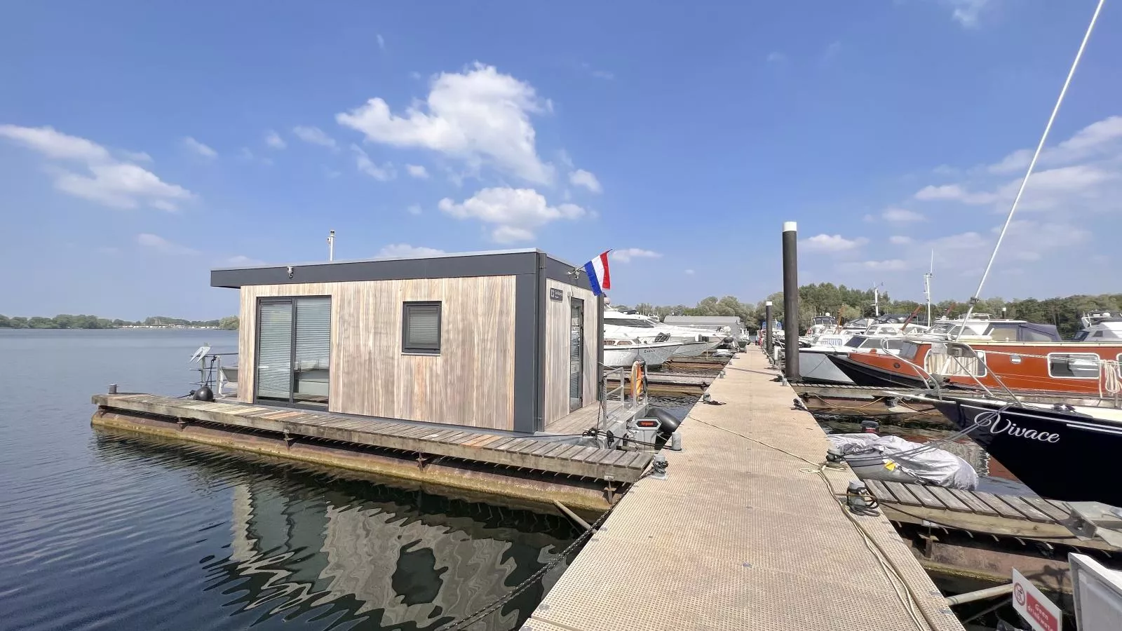 Jopies Houseboat-Buitenkant zomer