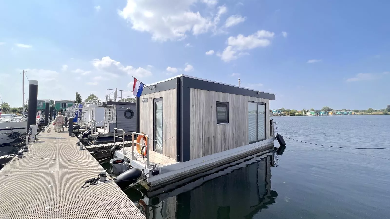 Jopies Houseboat-Buitenkant zomer