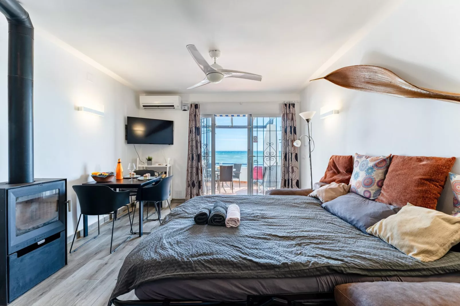 CT 401 - Faro's Beachfront Apartment in Calahonda