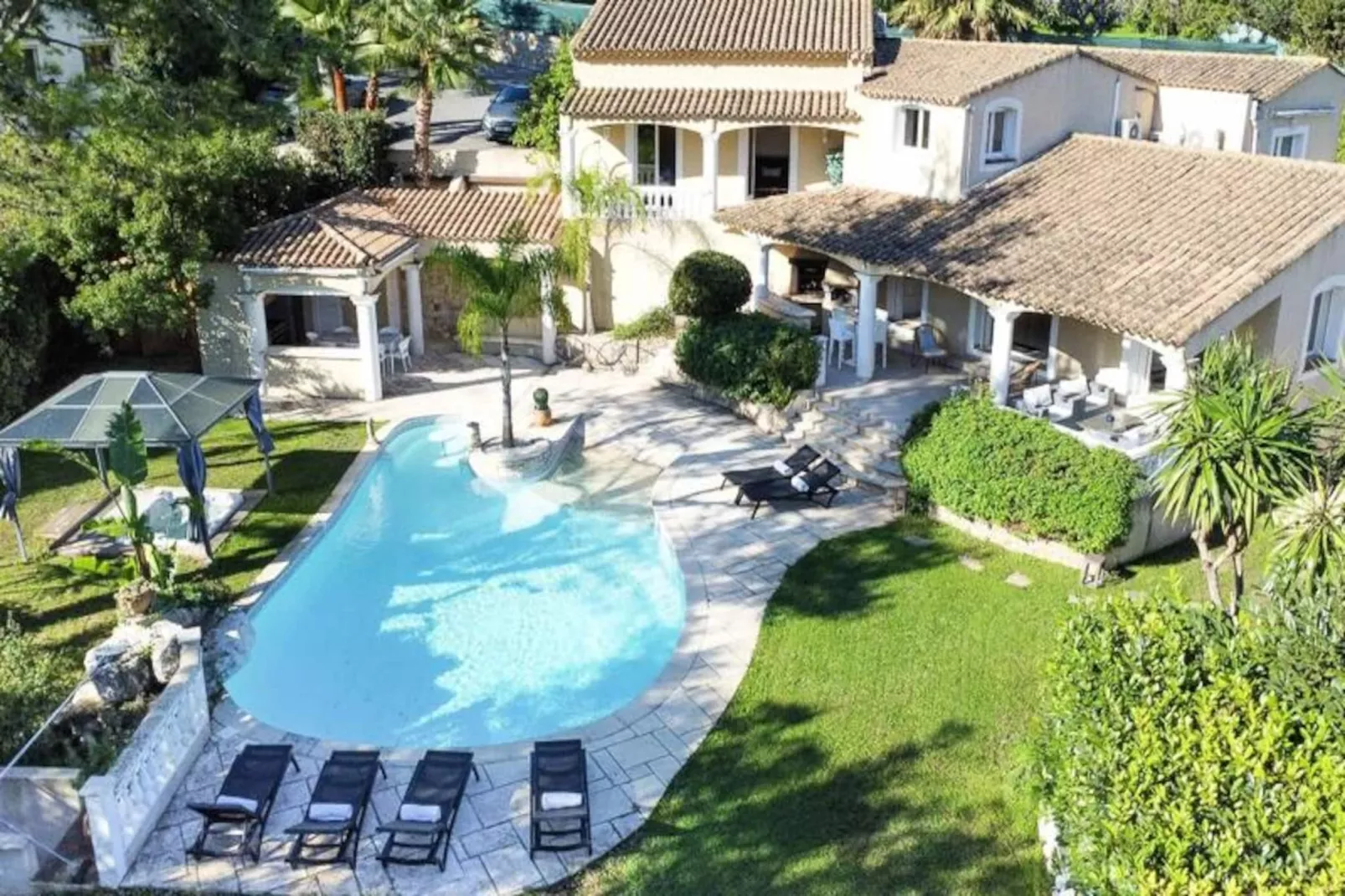 Résidence Villa 330m2, 6 Chambres, Piscine Chauffée Jacuzzi