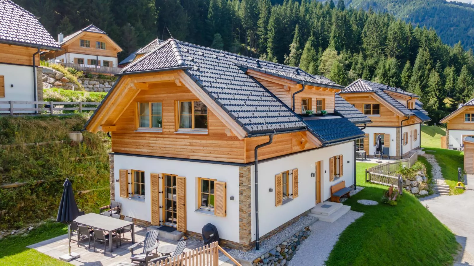 Alpenjoy Lodge-Buitenkant zomer