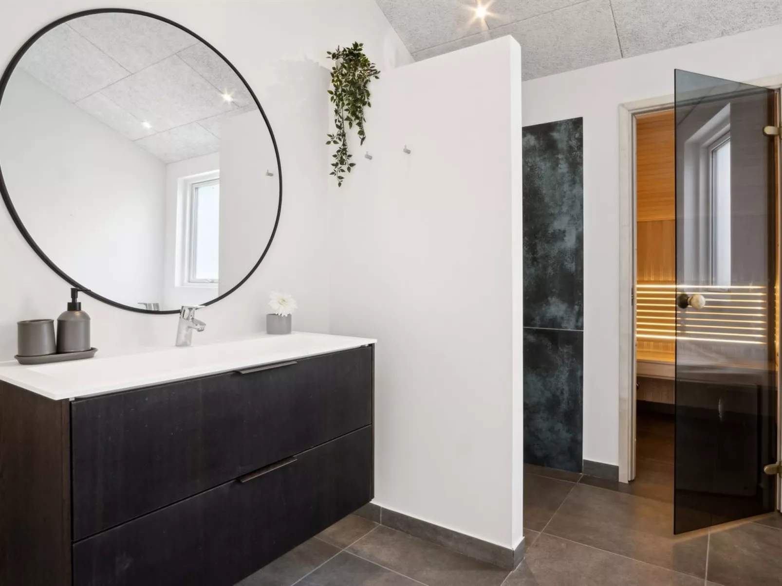 "Henryk" - 75m from the sea