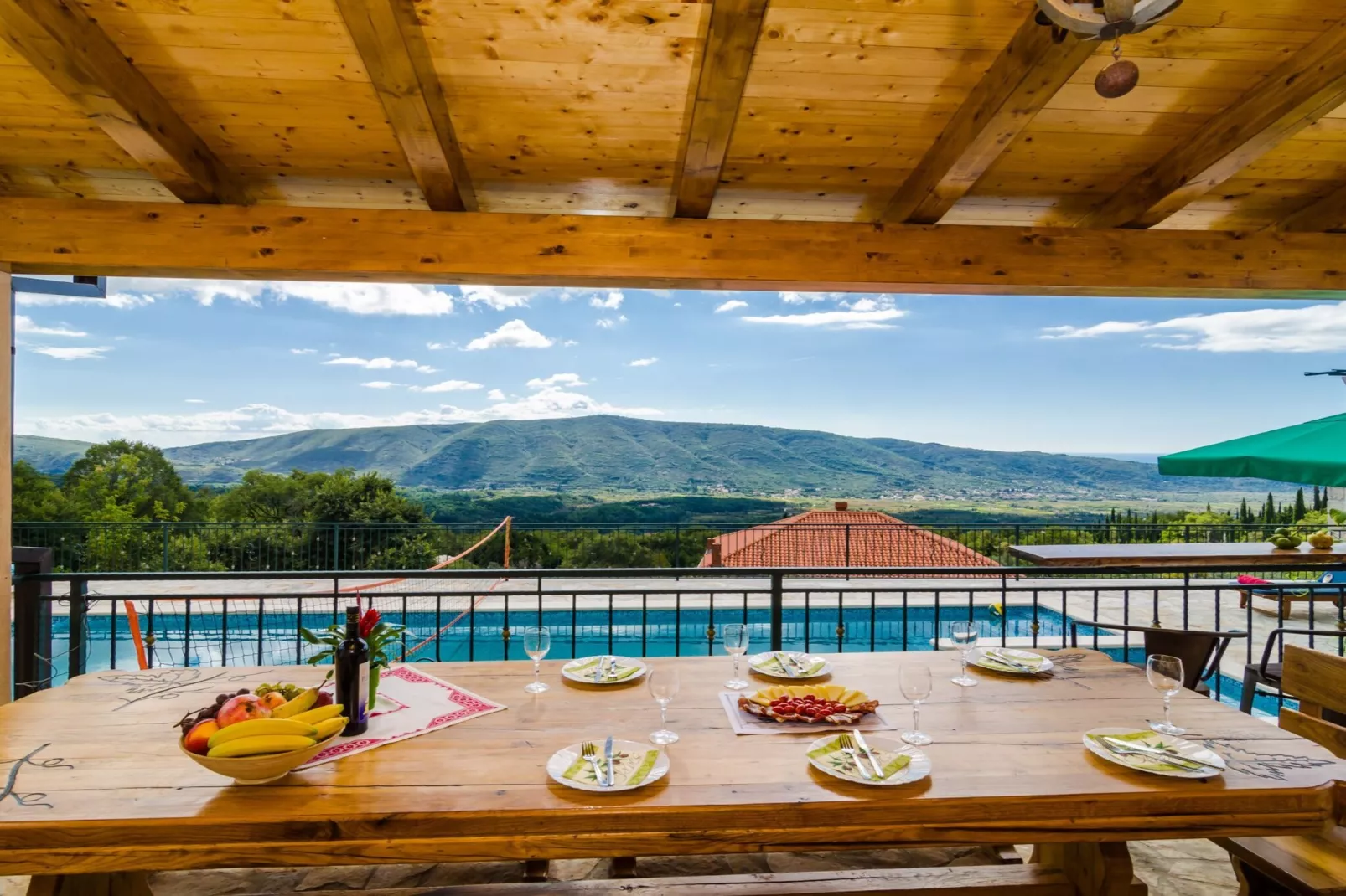 Villa Falcon Rook - Four-Bedroom Villa with Terrace and Swimming Pool-Eetkamer