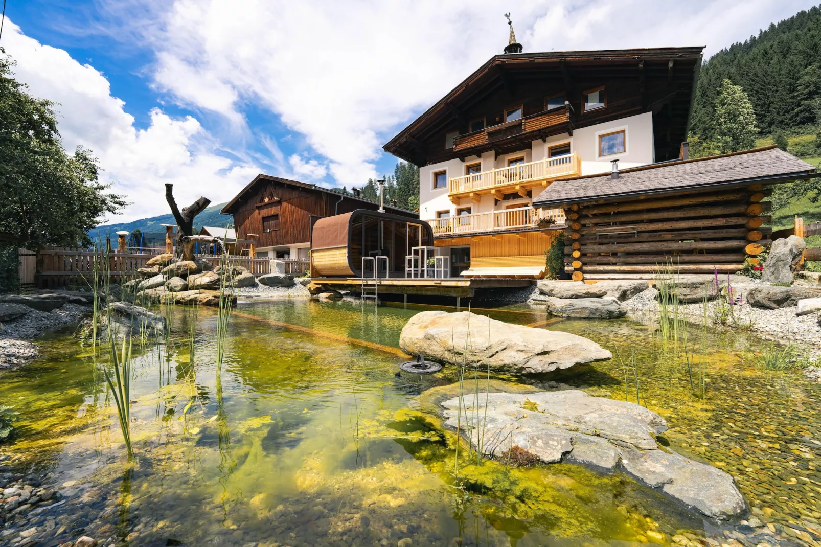 Bauernhaus Guggengut-Buitenkant zomer