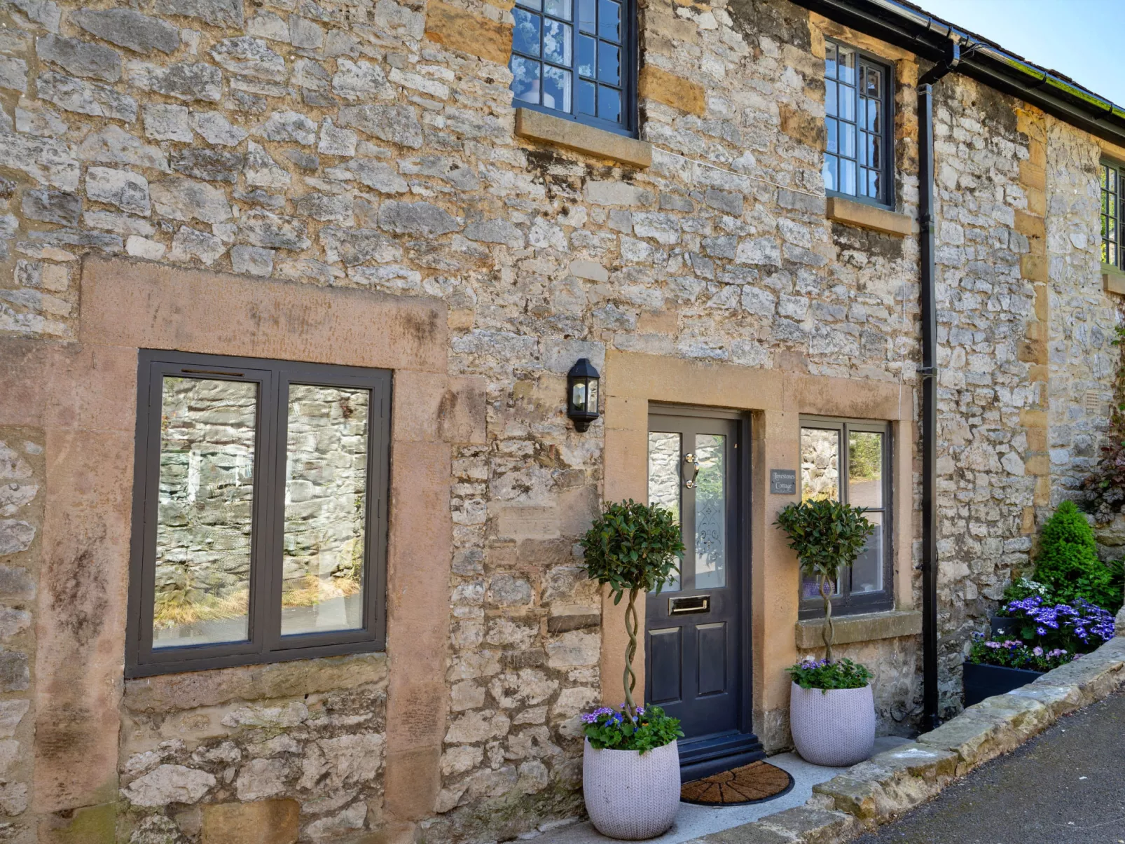 Sisu Bakewell, Limestones Cottage