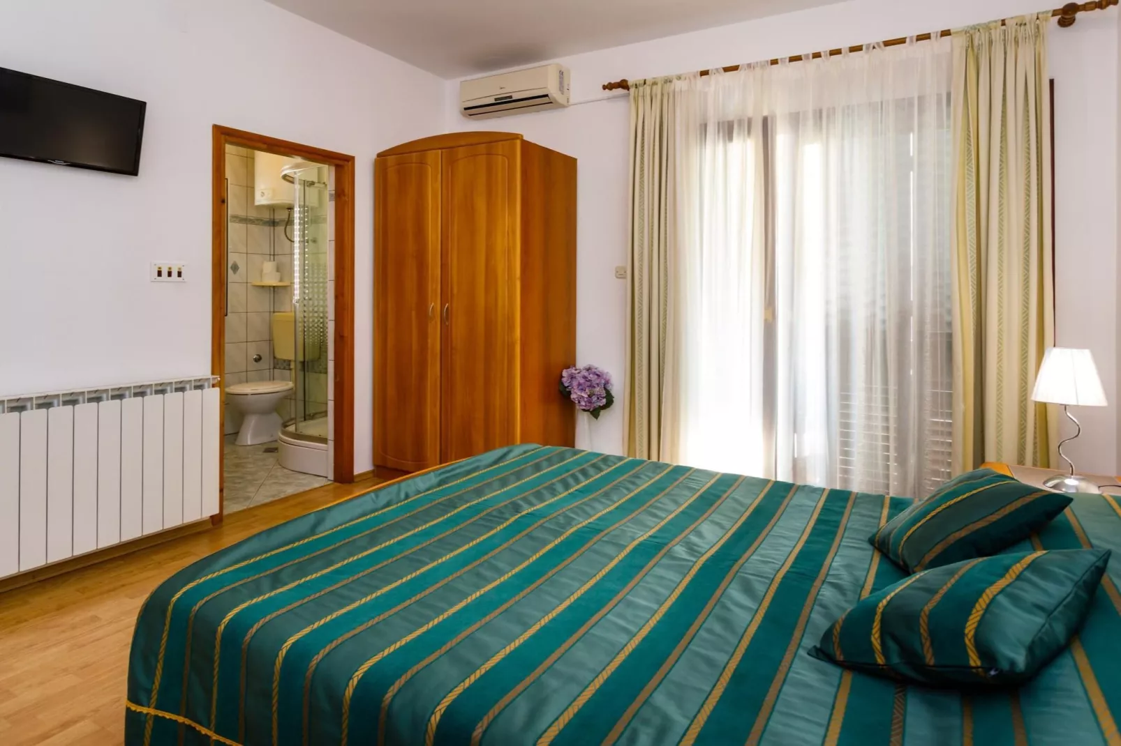 Sunny and Sleek Krk Rooms with Balcony - Classic Double Room with Balcony (owner Zelena)