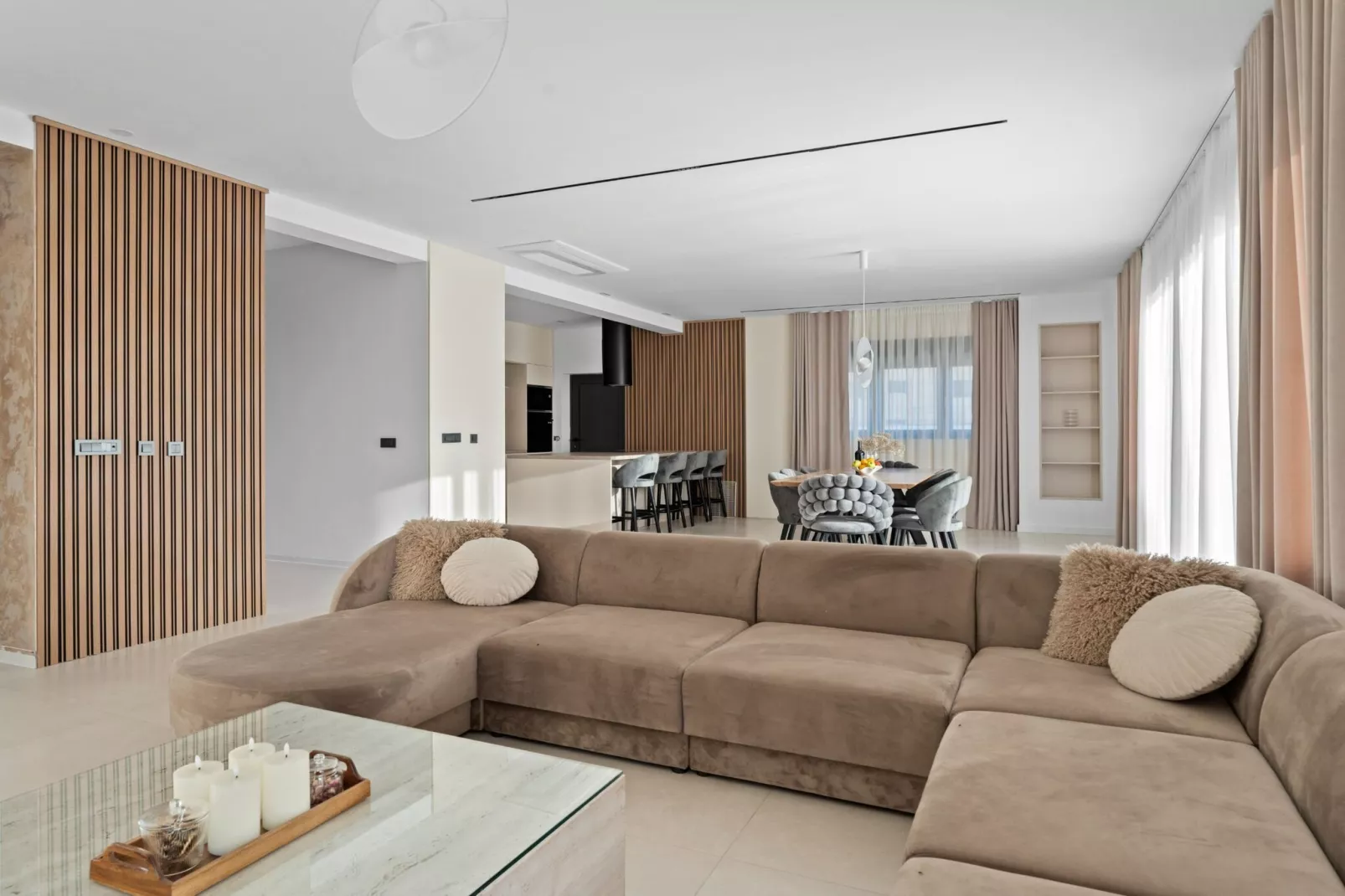 Villa Freedom - Five Bedroom House with Balcony