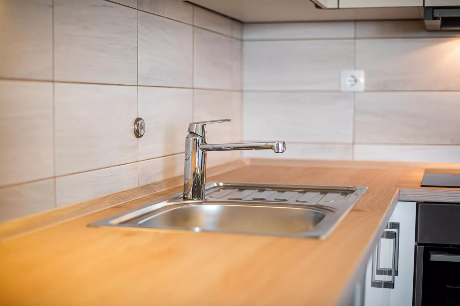 Serene Hollow Holiday Home with Mountain View - Two Bedroom Holiday Home with Mountain View