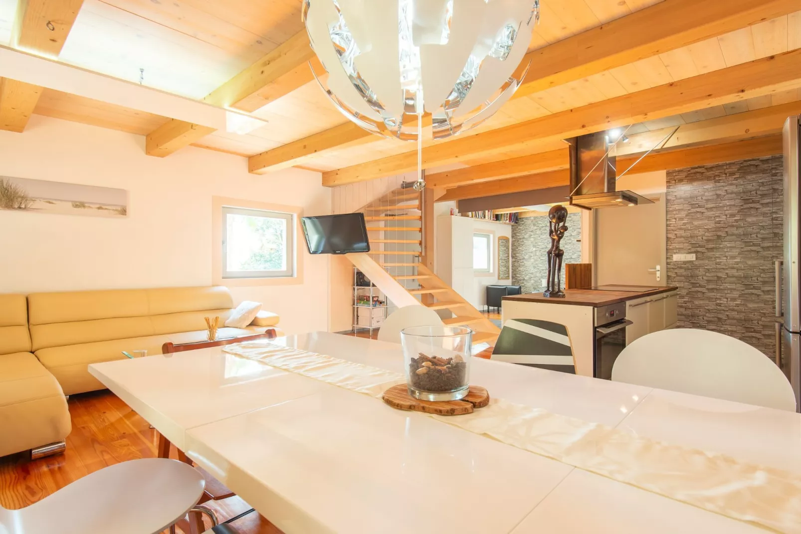 Family-Friendly Serene Retreat Holiday Home - Four Bedroom Holiday Home  with Terrace