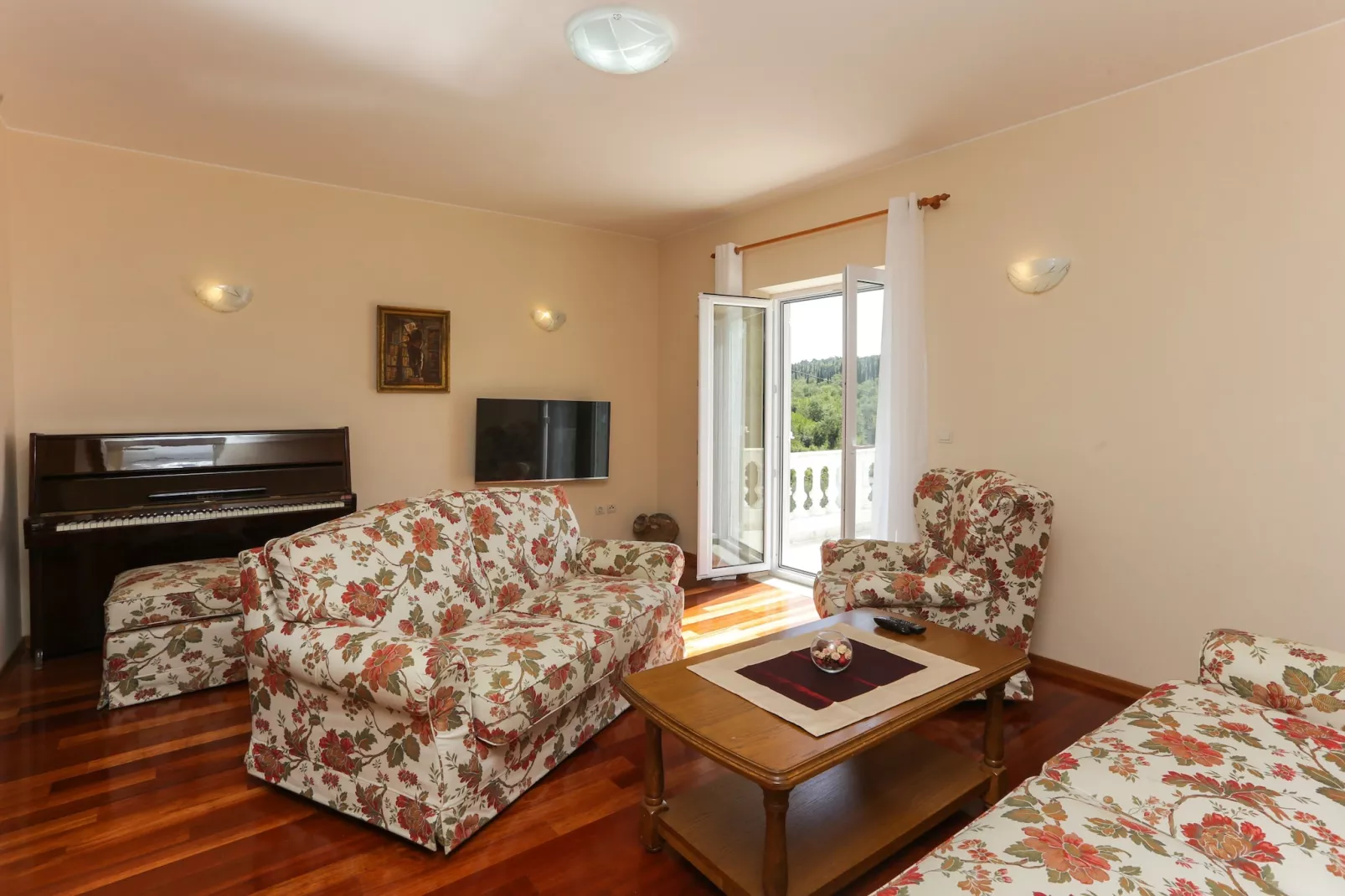 Apartments Villa Harmonia - Comfort One-Bedroom Apartment with Balcony and Shared Pool