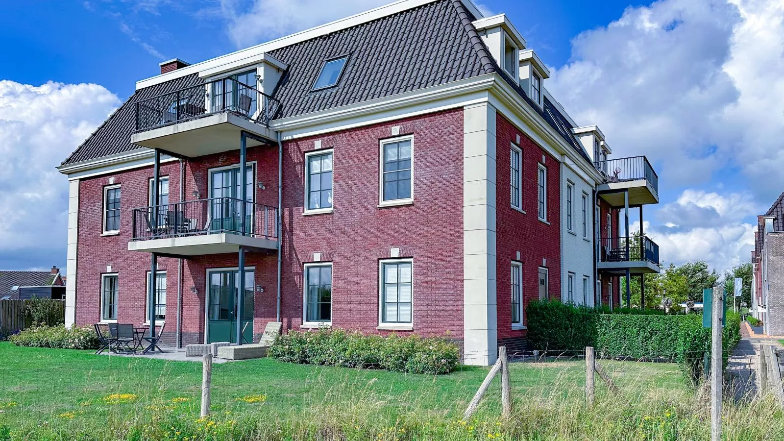 SeaLuxe Residence 27C