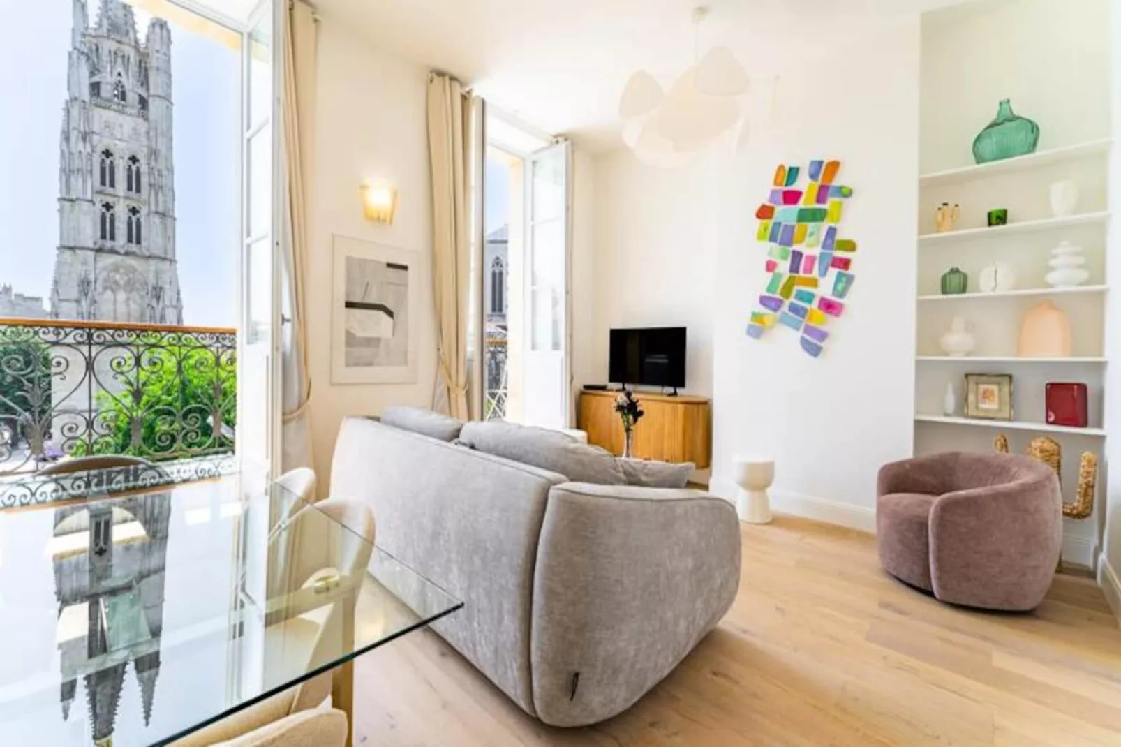 Appartement Place Pey Berland Avec Balcon Et Parking