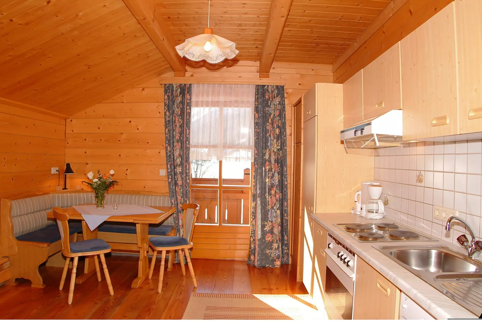 Appartment Holzblockhaus-Eetkamer