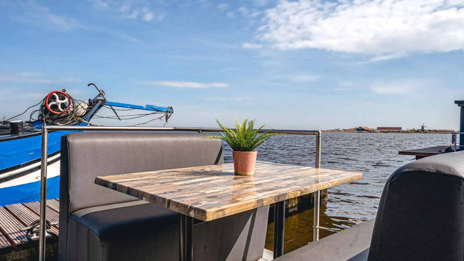 Tiny houseboat Uitgeest I