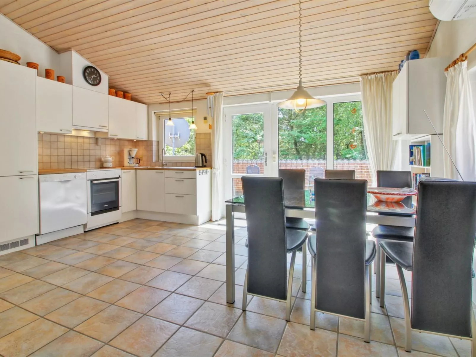 "Elsy" - 2.6km from the sea