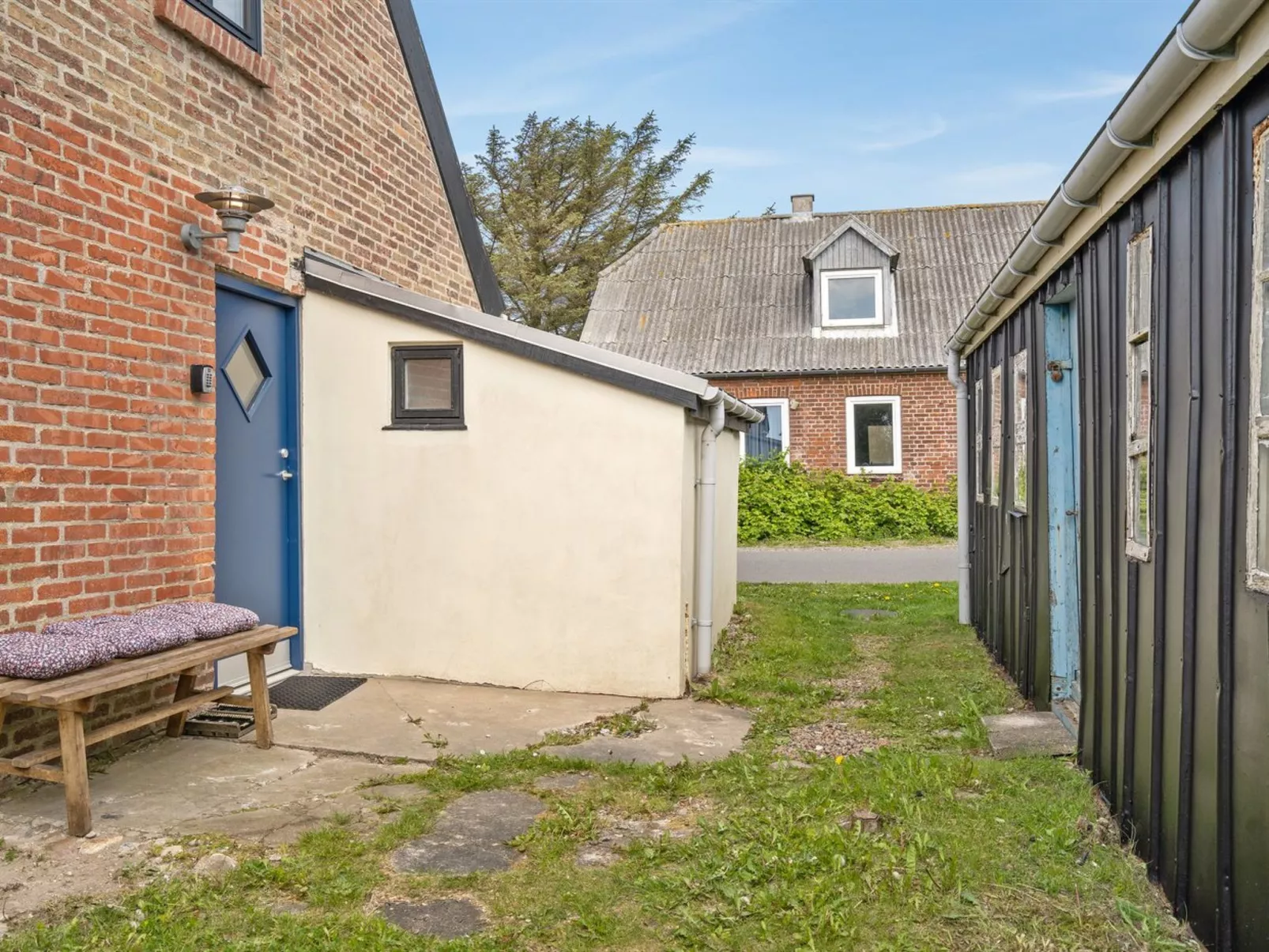 "Nevis" - 1.5km from the sea