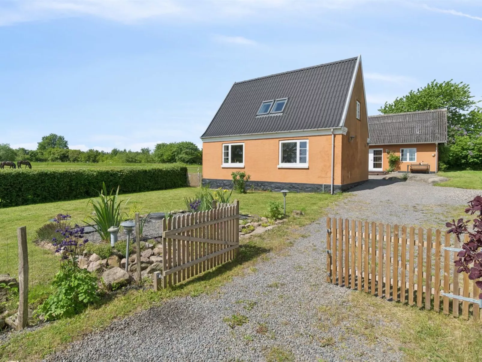 "Adrienne" - 6.4km from the sea