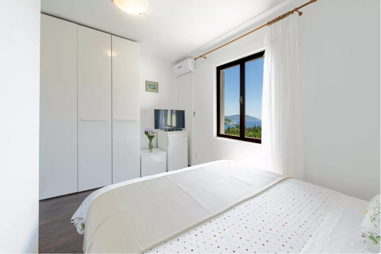 Guest House Rooms Rose- Comfort Double Room with Balcony and Sea View-Slaapkamer