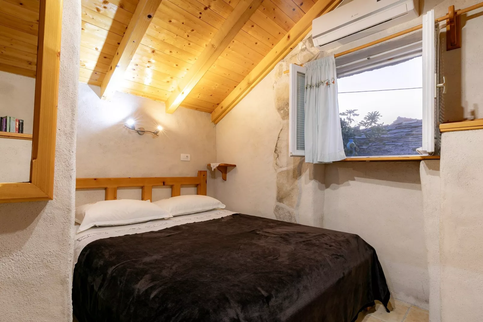 Stone House Harmony - One Bedroom Apartment with Patio and Garden View ( 1 )-Slaapkamer