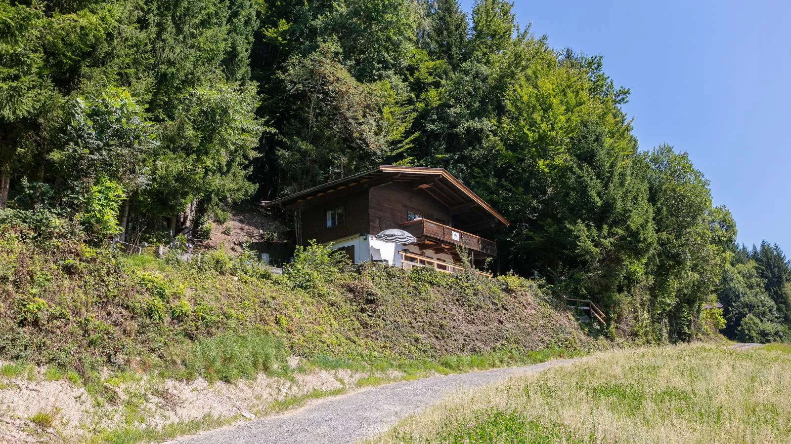 Sonnenhütte oben-Buitenkant zomer