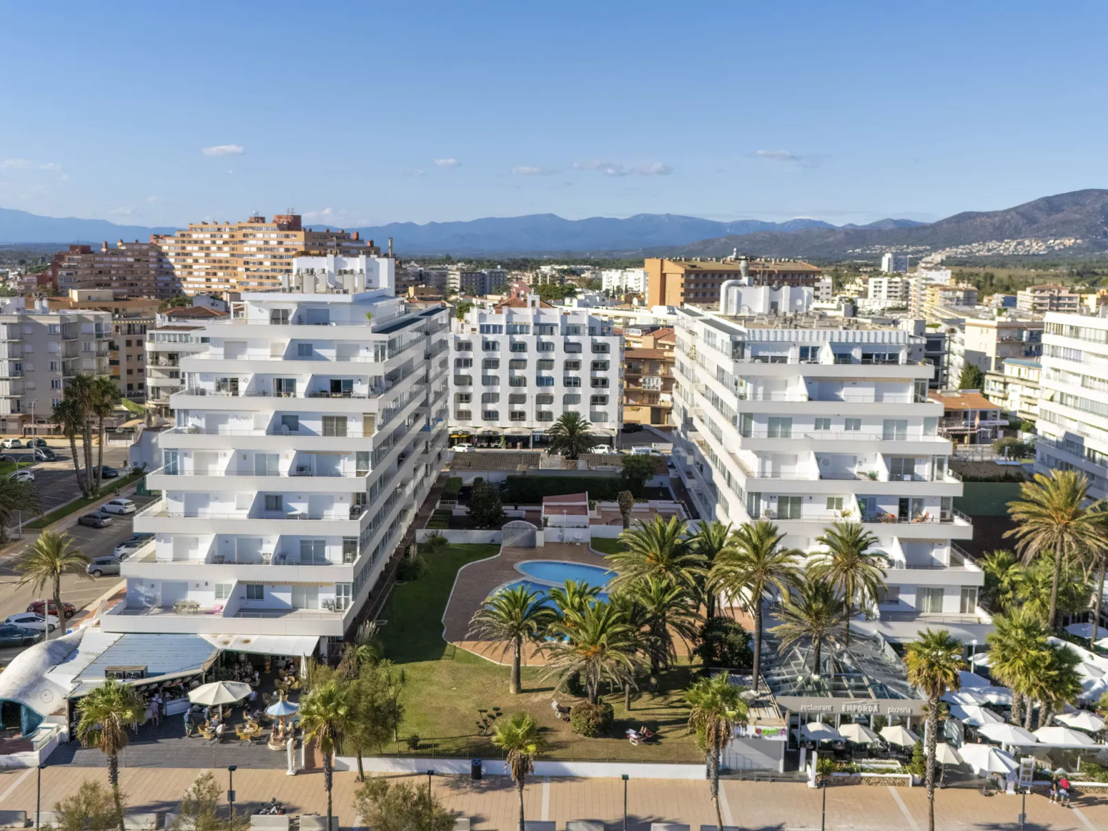 Roses Holiday Center-Buiten