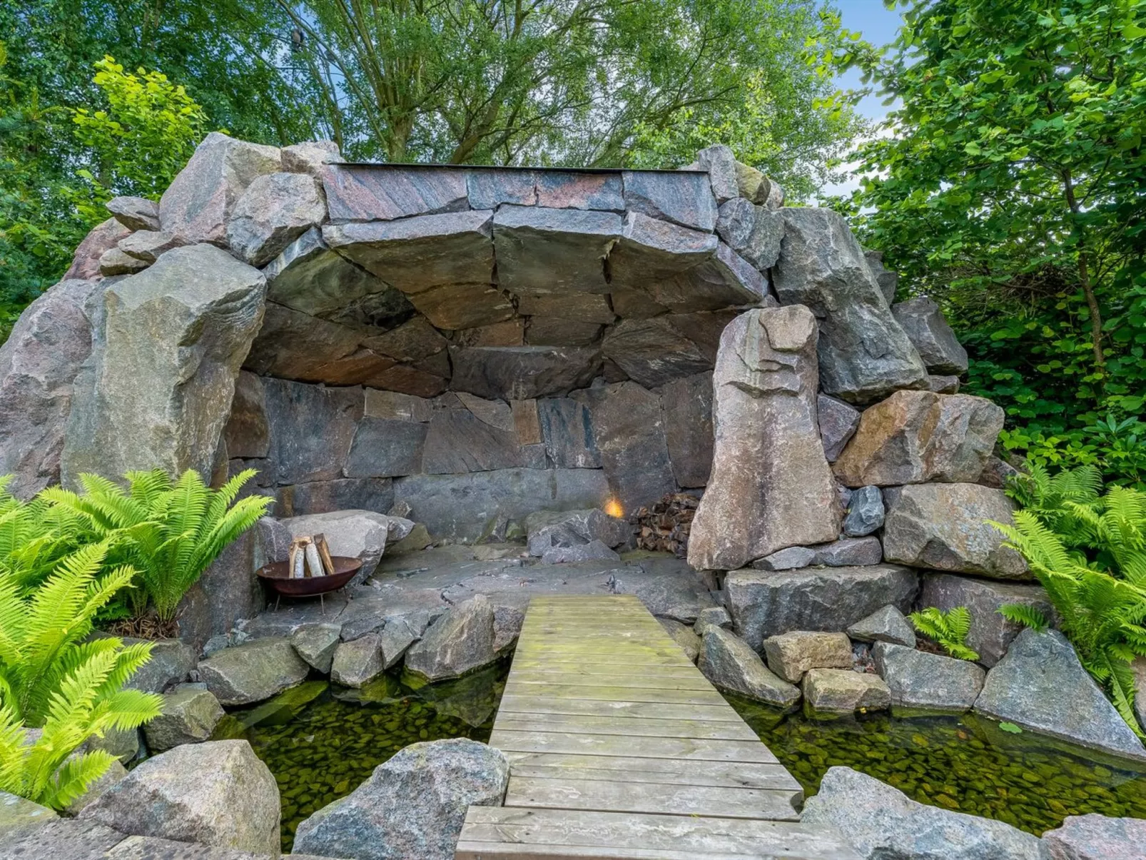 "Ellie" - 700m from the sea