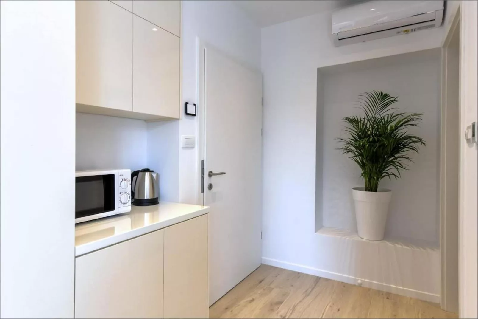 Deluxe Double Room with Double Bed and Balcony (3)