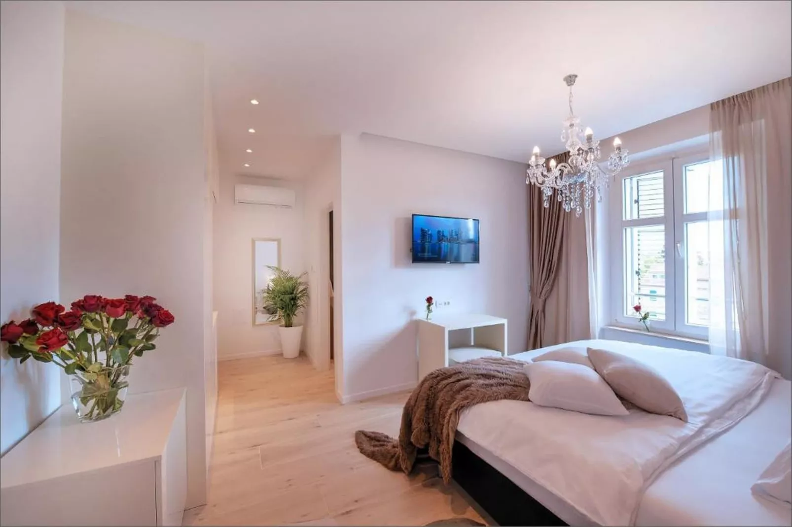 Deluxe Room with King Bed (2)