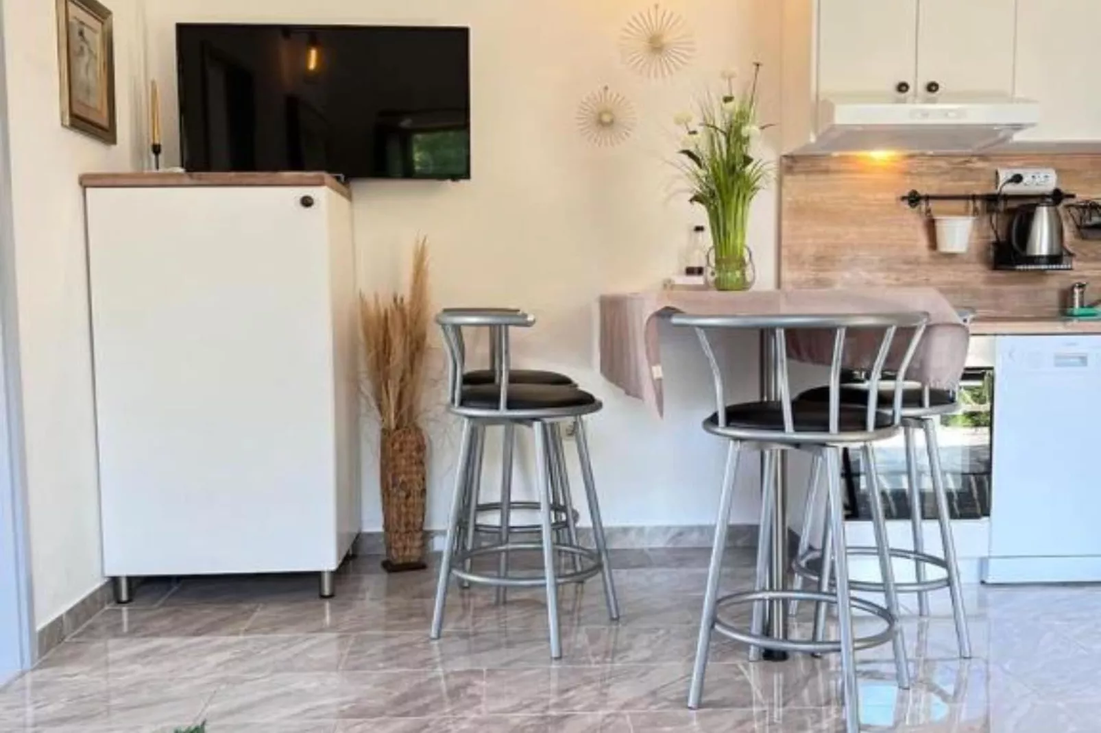 One-Bedroom Apartment With Sea View (B)