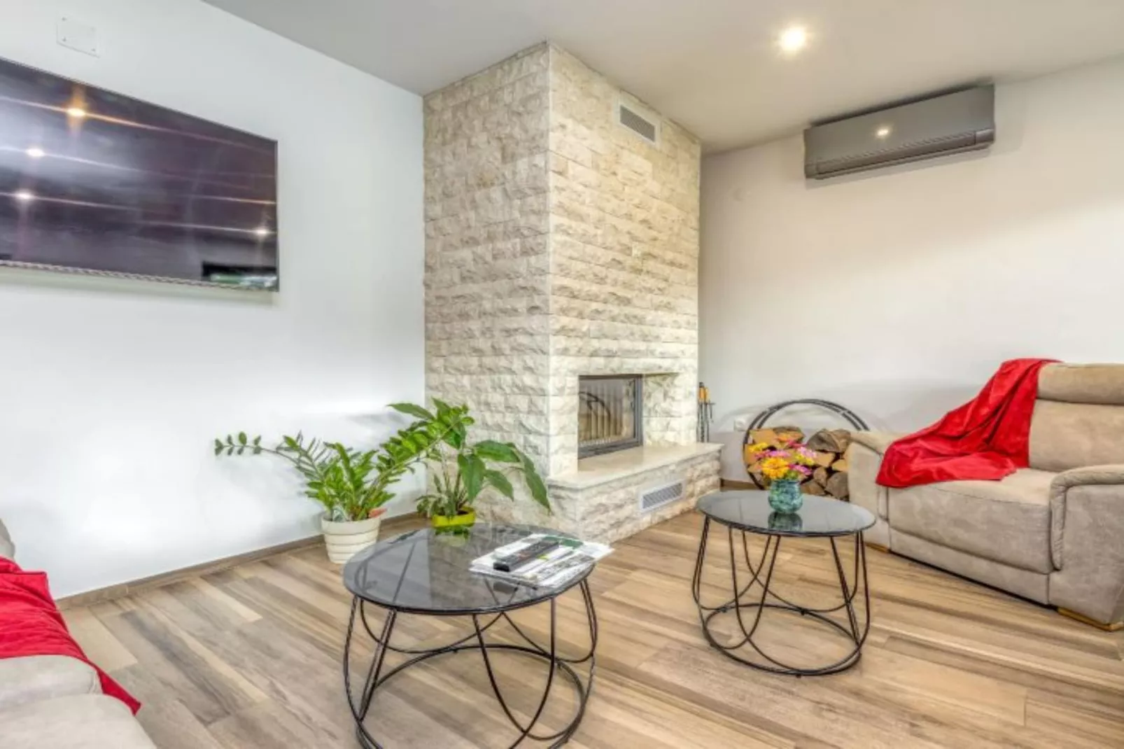 Four Bedroom Holiday House Mali Raj with Pool