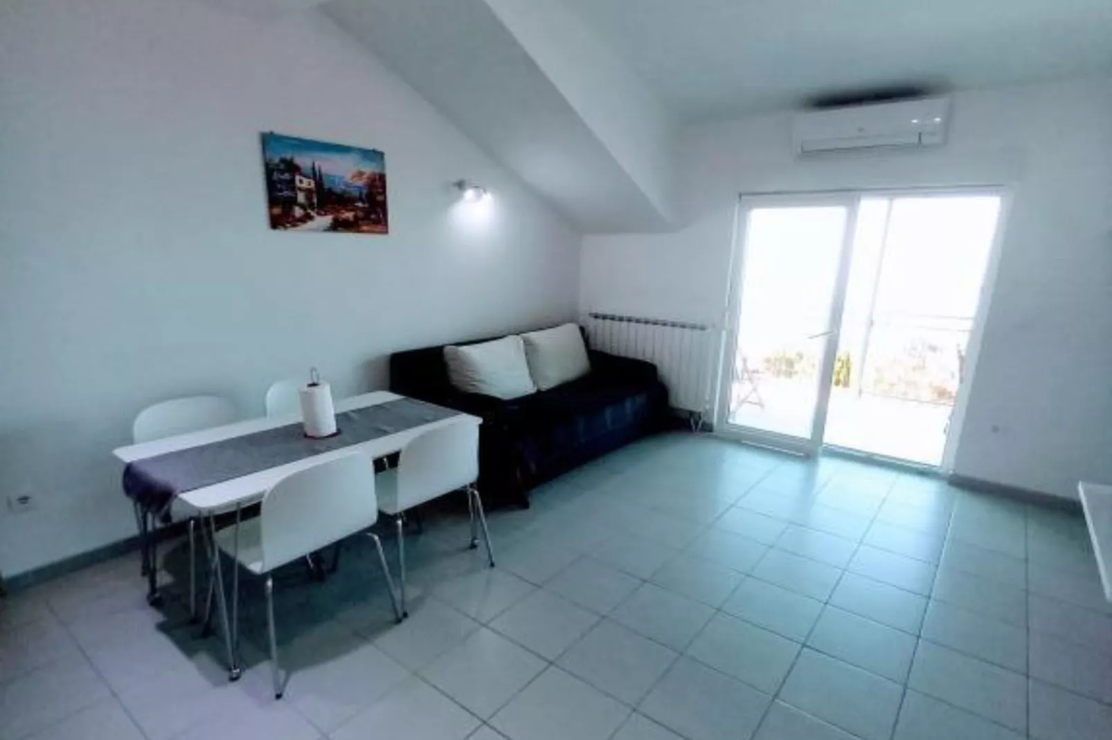 One Bedroom Apartment with Balcony and Sea View