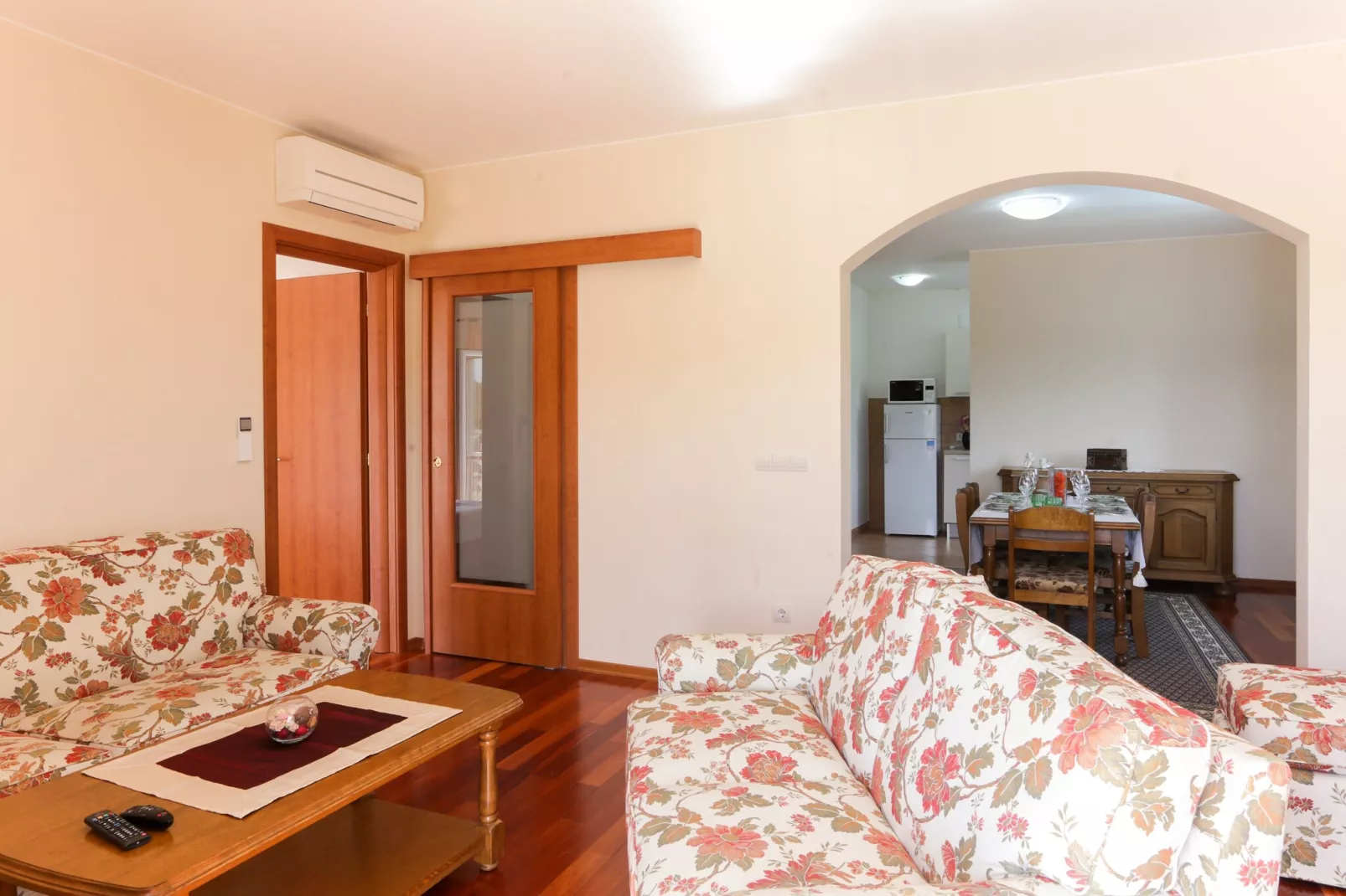Apartments Villa Harmonia - Comfort One-Bedroom Apartment with Balcony and Shared Pool