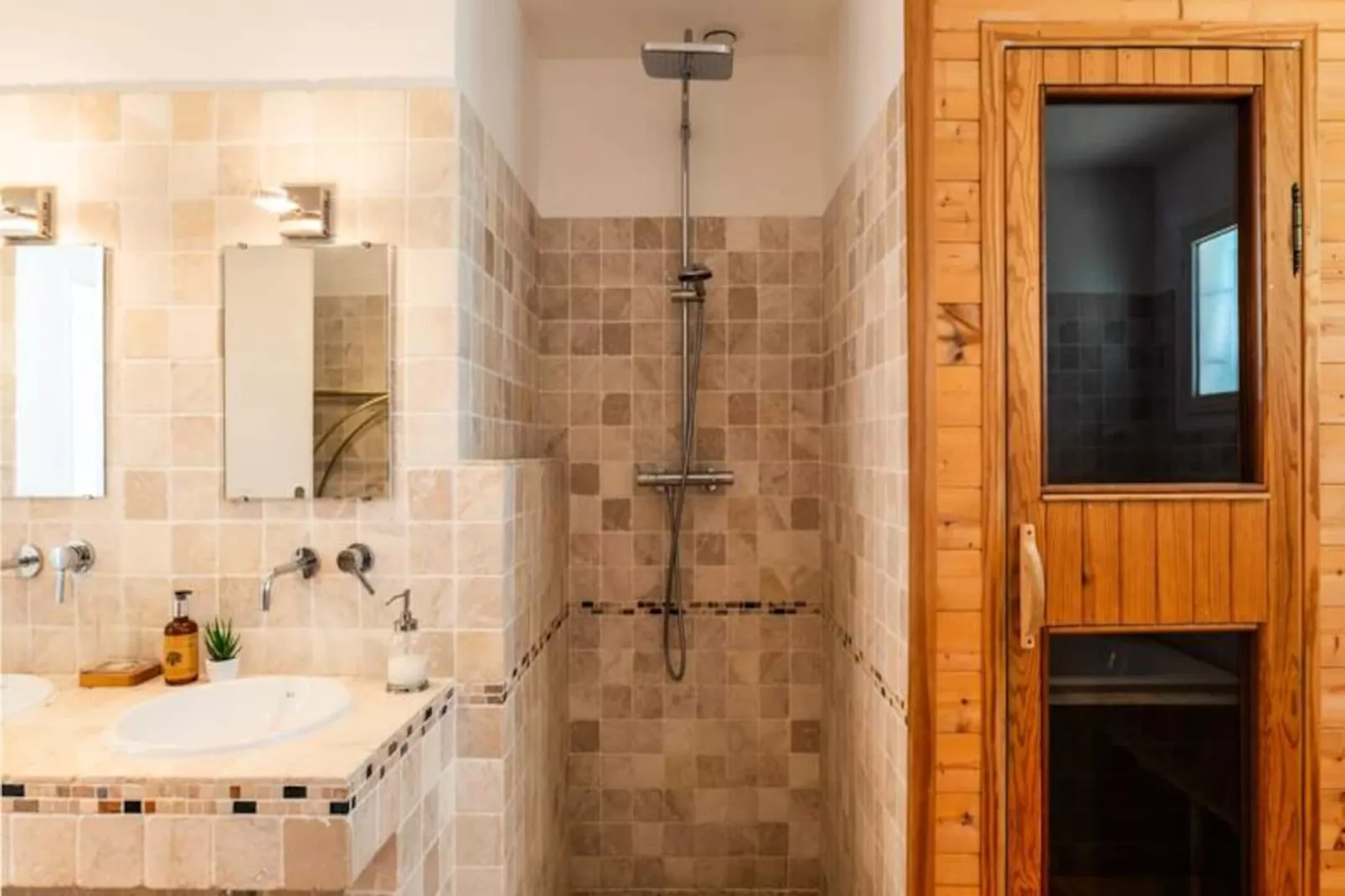 Résidence Villa 5 Chambres, Sauna, Piscine Et Vue Mer.