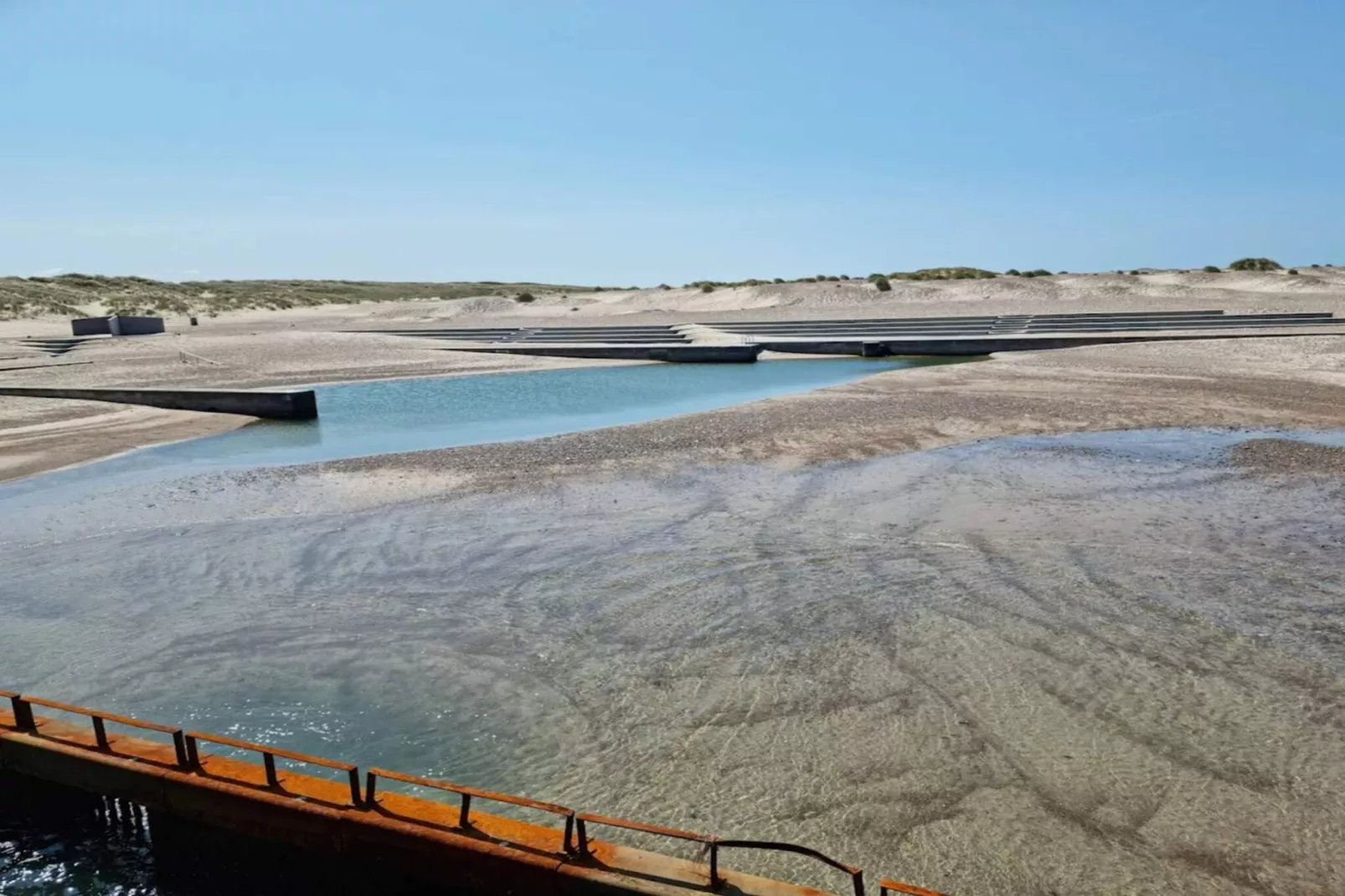 Ontsnapping aan zee met schommel-Waterzicht