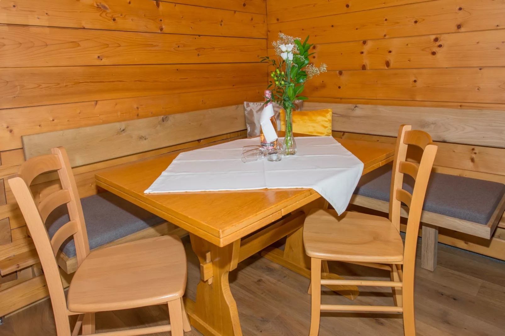 Appartment Holzblockhaus-Eetkamer