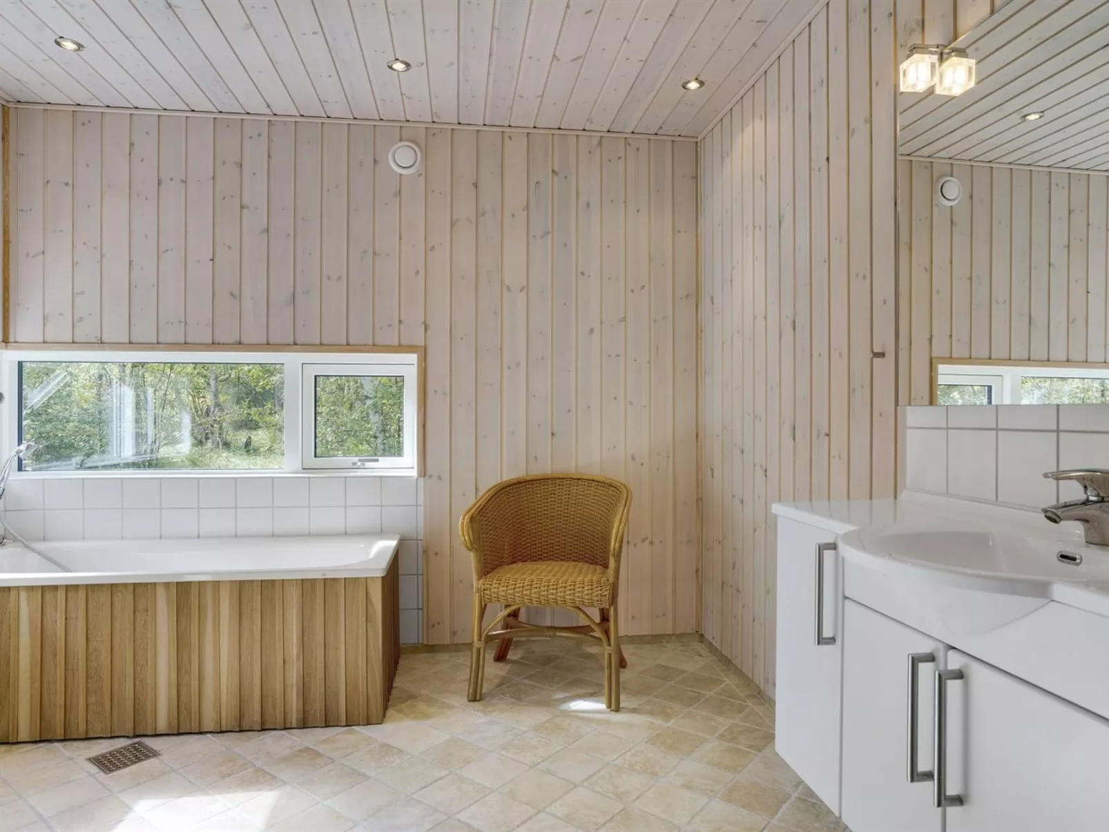 "Henni" - 2.5km from the sea