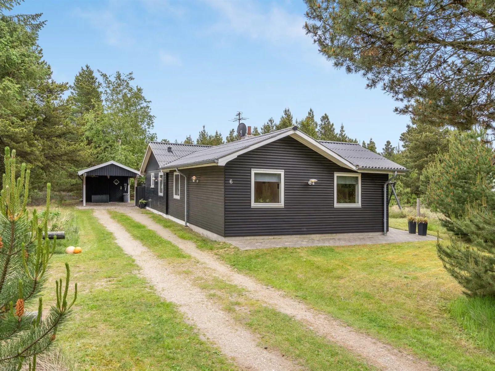 "Bjarka" - 2.9km from the sea