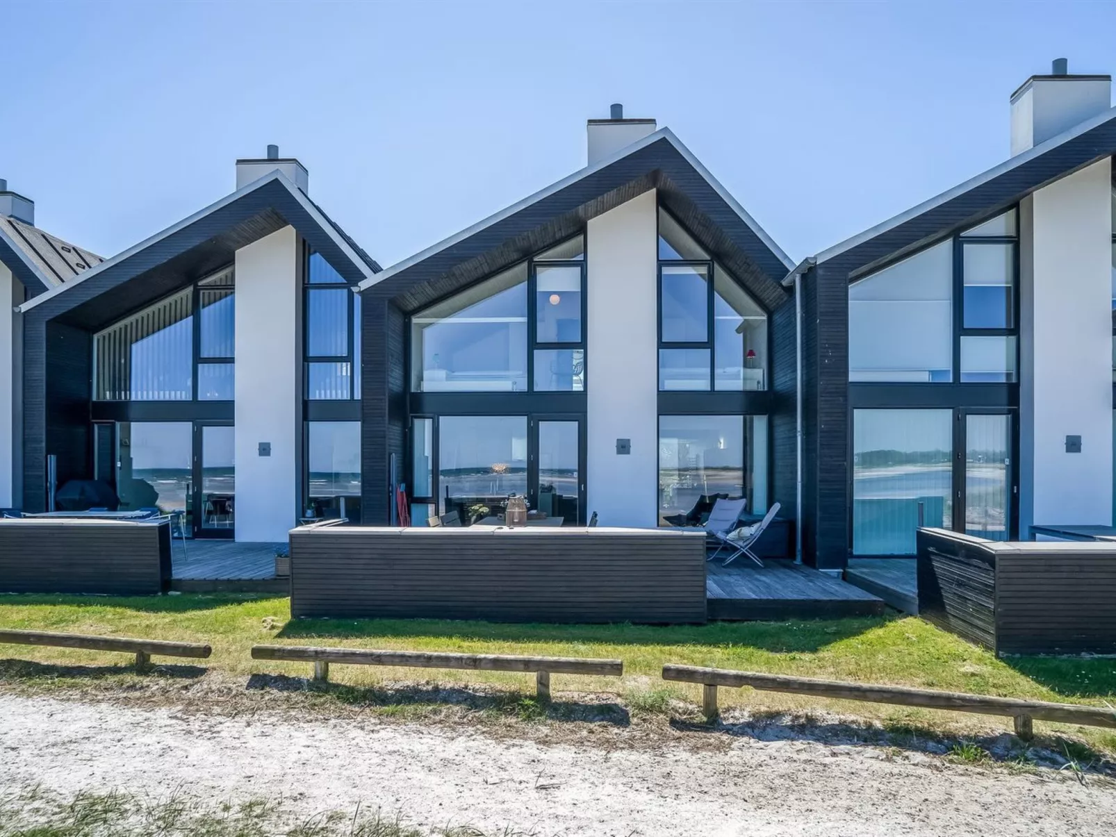 "Eleanore" - 25m from the sea