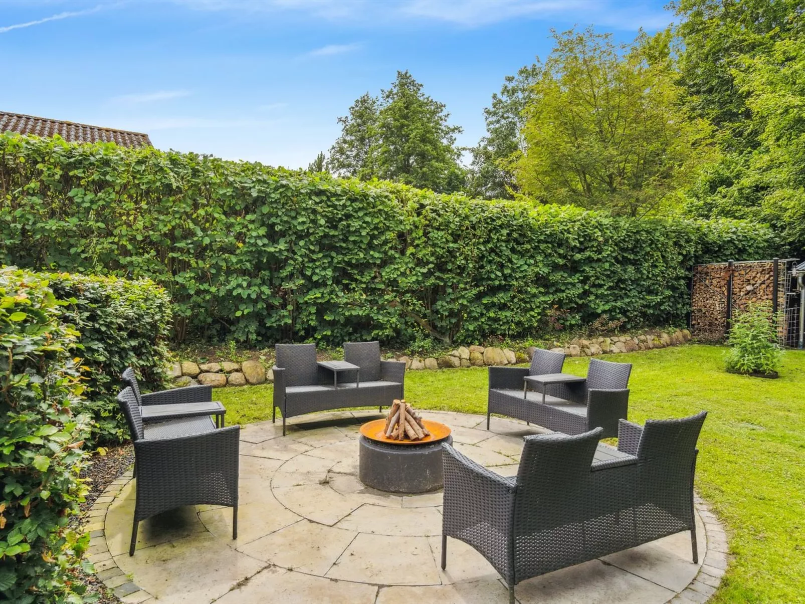 "Araminta" - 800m from the sea