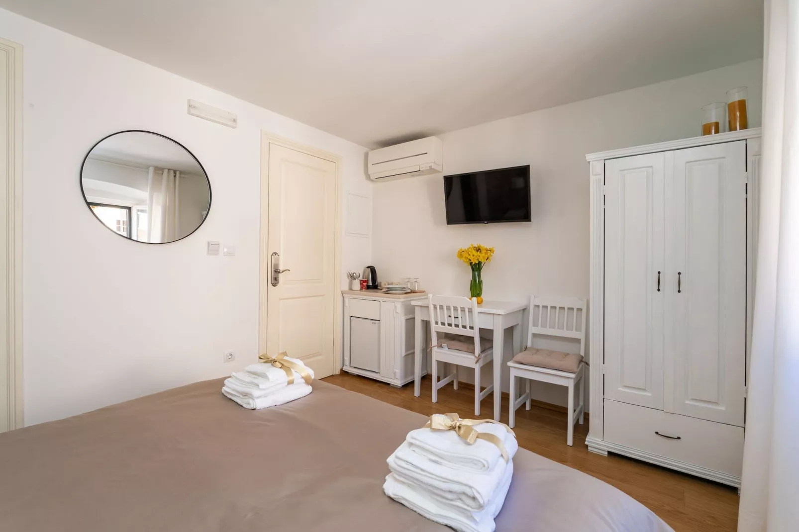 Guest House Lumin - Twin Room with City View (Third Floor) (BR3)-Eetkamer