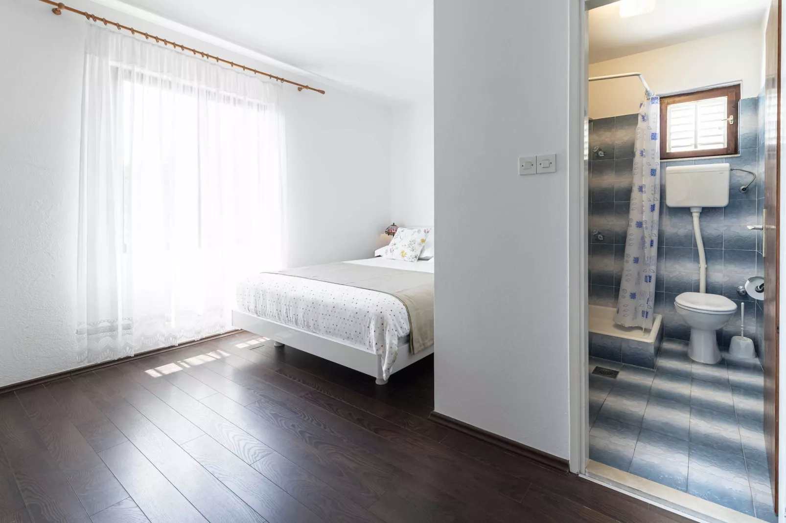 Guest House Rooms Rose- Comfort Double Room with Balcony and Sea View-Slaapkamer