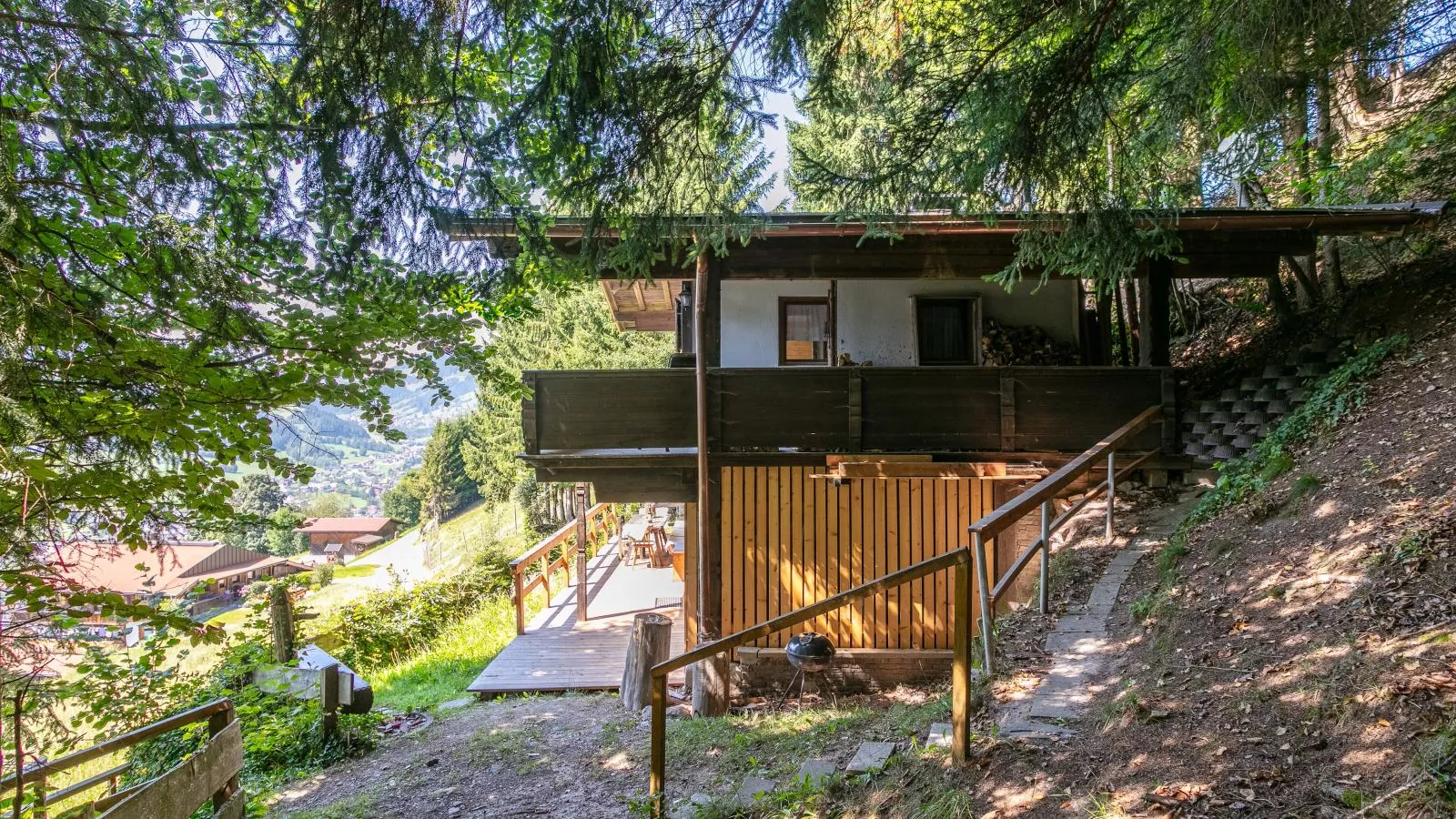 Sonnenhütte oben-Buitenkant zomer