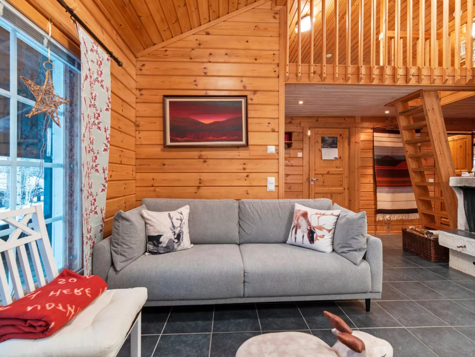 Lomaylläs maja, palovaarankaarre 6 a