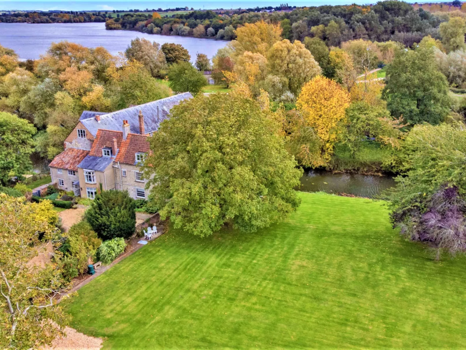 Islip Mill House - Beautiful Riverside Home