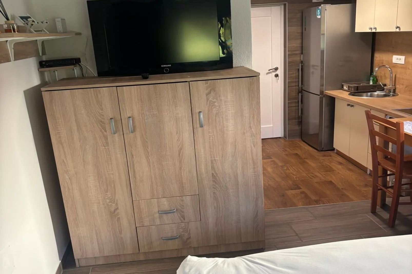 Meadow Tranquil Apartments with Evergreen Garden - Studio Apartment