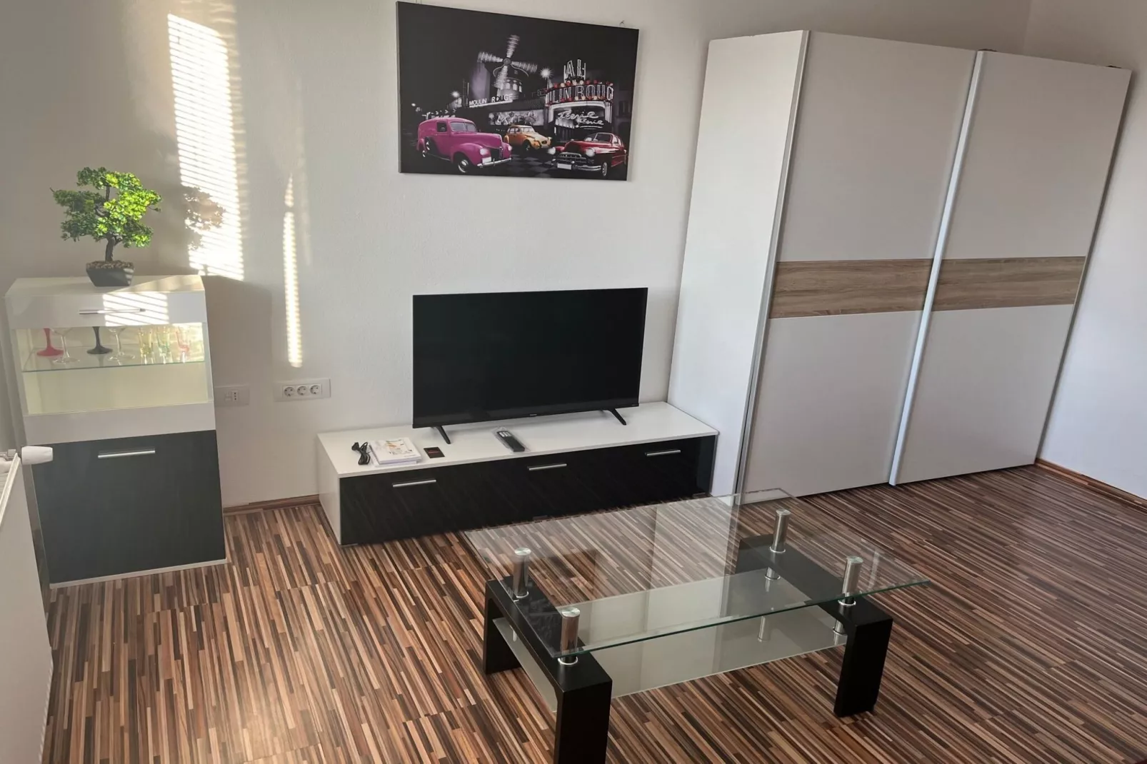 Meadow Tranquil Apartments with Evergreen Garden - Two Bedroom Apartment